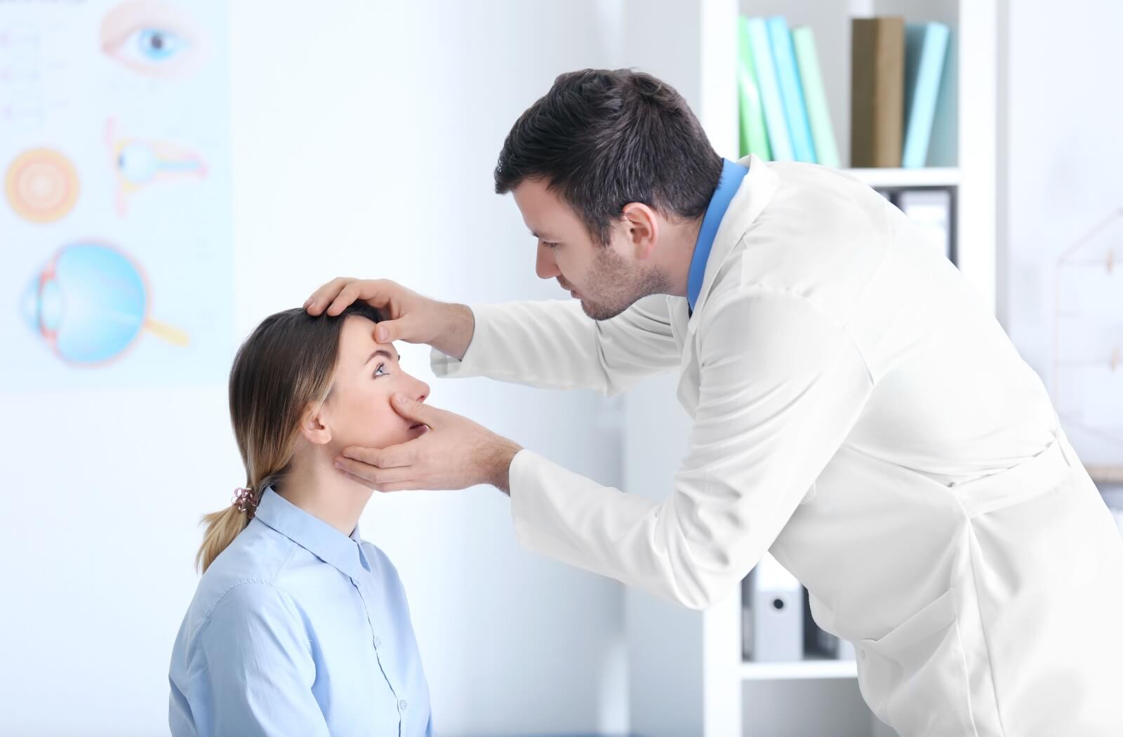 An eye doctor examining a persons eye closely for dry eye.